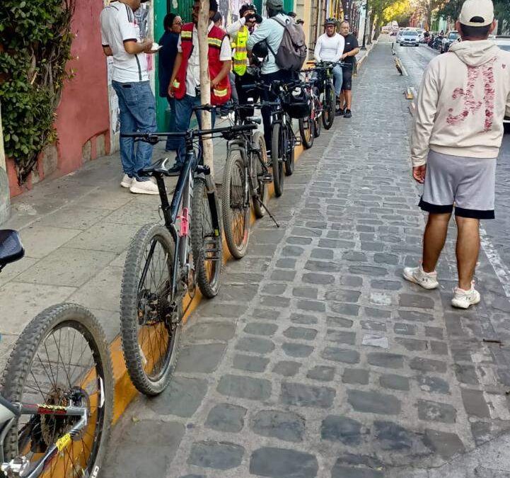 Colocan BiciBlanca en memoria del adulto mayor atropellado cuando trabajaba repartiendo garrafones de agua en su triciclo.