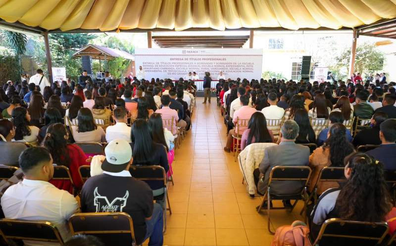 Entrega IEEPO 792 títulos profesionales a personas egresadas de Escuelas Normales y Unidades de la UPN