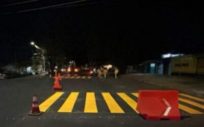 Calles y avenidas lucen pavimento nuevo, pintura, señalética y reductores de velocidad