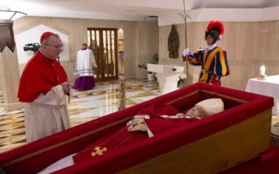 El Vaticano difunde primeras imágenes del féretro del papa Francisco