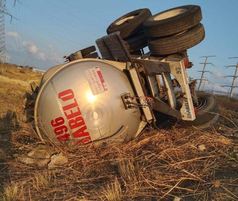 Informa Protección Civil volcadura por intenso viento en el tramo carretero La Venta – La Ventosa