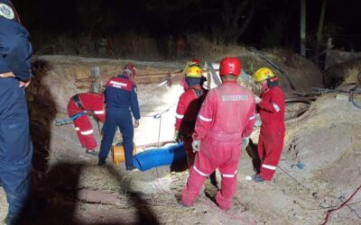 Trabajan Bomberos de Oaxaca en recuperación de cuerpos del interior de un pozo en Tezoatlán de Segura y Luna