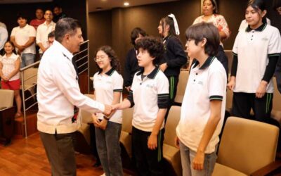 Con cuentos de México del siglo XX, Gobernador de Oaxaca fomenta lectura con estudiantes de secundaria