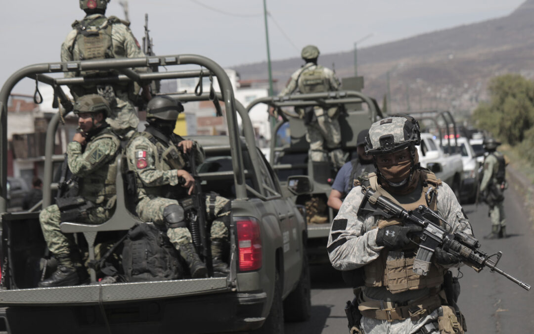 Ejército Mexicano detiene a 17 presuntos sicarios por explosión de mina en Michoacán