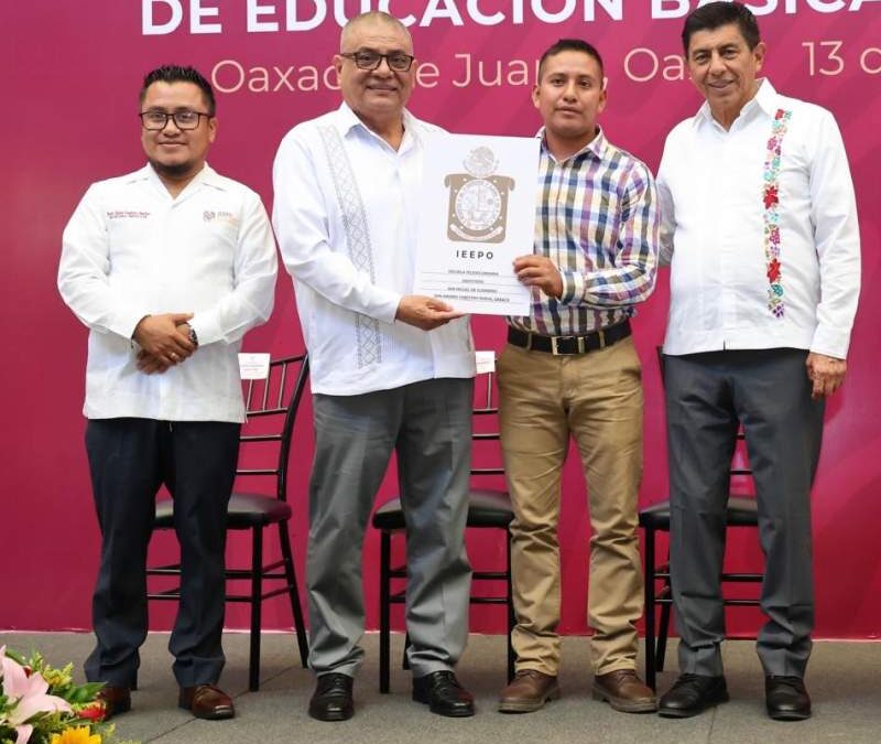 Entrega Salomón Jara 35 claves a instituciones de educación básica y especial