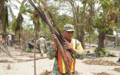 Participa Sedeco en jornada de limpieza y apoyo comunitario en El Azufre, Villa de Tututepec