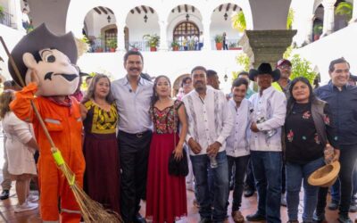 Reconocen a barrenderas y barrenderos en su día con alegre calenda