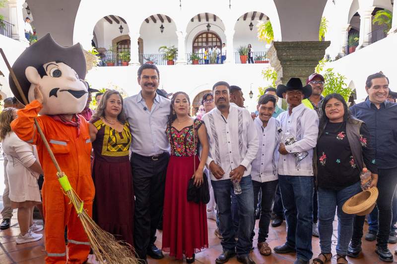 Reconocen a barrenderas y barrenderos en su día con alegre calenda