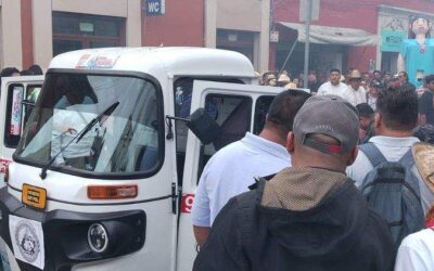Explosión de pirotecnia en mototaxi interrumpe calenda en el centro de Oaxaca; una persona resultó herida