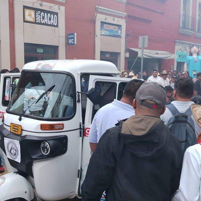 Explosión de pirotecnia en mototaxi interrumpe calenda en el centro de Oaxaca; una persona resultó herida