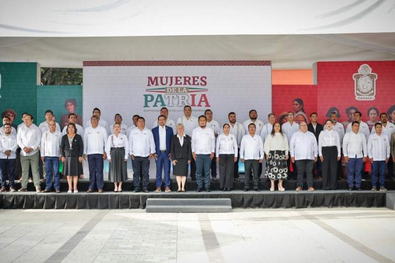 Refrenda IEEPO compromiso cívico en el izamiento de la Bandera Nacional