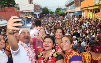 Juchitecos abrazan a su compañero de lucha Nino Morales