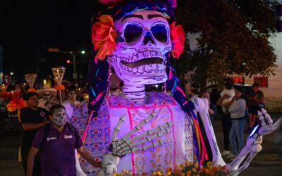 Las calles de Oaxaca se llenan de vida con la Gran Comparsa del Día de Muertos