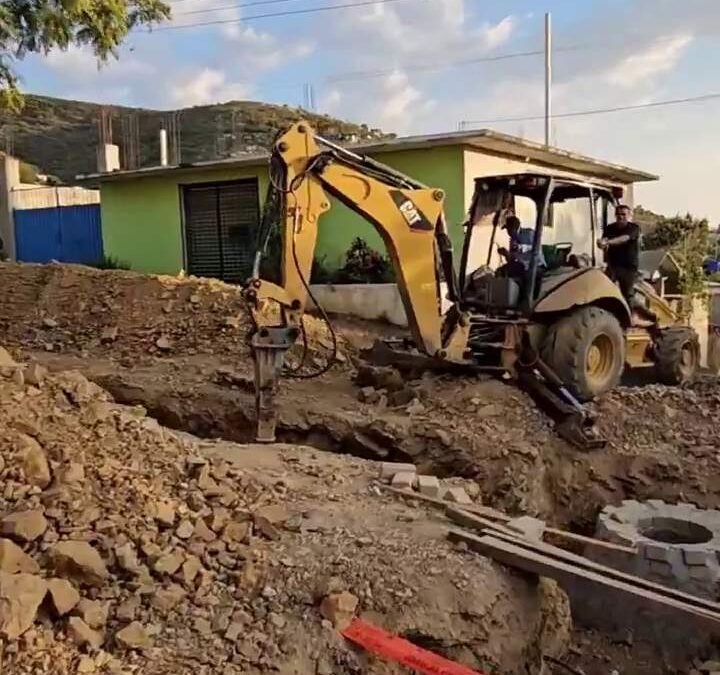 Avanza la construcción de drenaje sanitario en Pueblo Nuevo