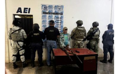 Fiscalía de Oaxaca recupera maquinaria robada y asegura armamento con cargadores de alta capacidad durante cateo; hay un detenido
