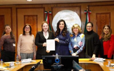 La presidenta de la Cámara de Diputados, Kenia López Rabadán, recibe de la Red de Mujeres en Plural propuestas sobre reforma electoral