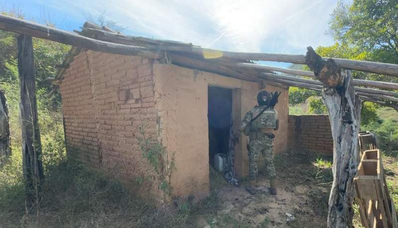 marina-en-coordinacion-interinstitucional-aseguro-municiones-equipo-tactico-un-artefacto-explosivo-improvisado-y-localizo-campamentos-en-sinaloa