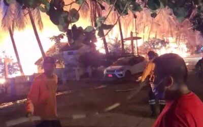 Atienden PC incendio en zona de palapas de Punta Zicatela