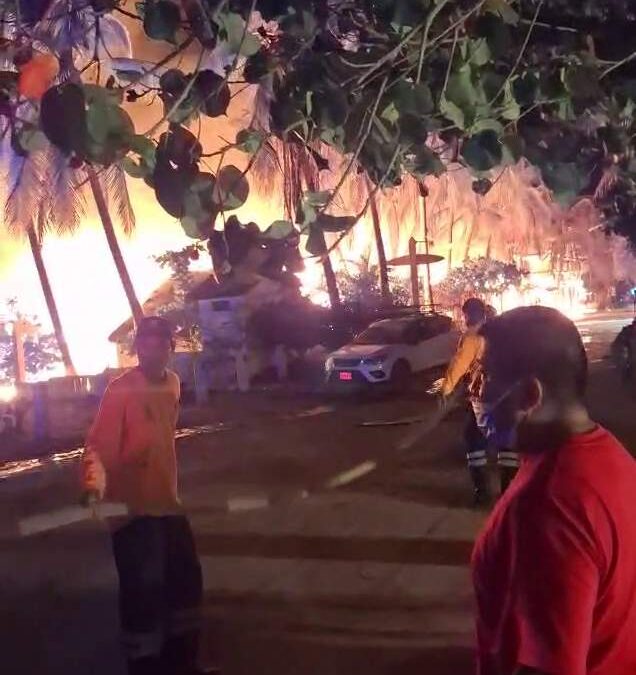 Atienden PC incendio en zona de palapas de Punta Zicatela