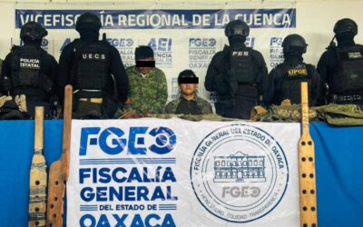 Fiscalía de Oaxaca obtiene prisión preventiva contra dos hombres vinculados a célula delictiva que opera entre Oaxaca y Veracruz; detenidos con armas, droga y uniformes apócrifos