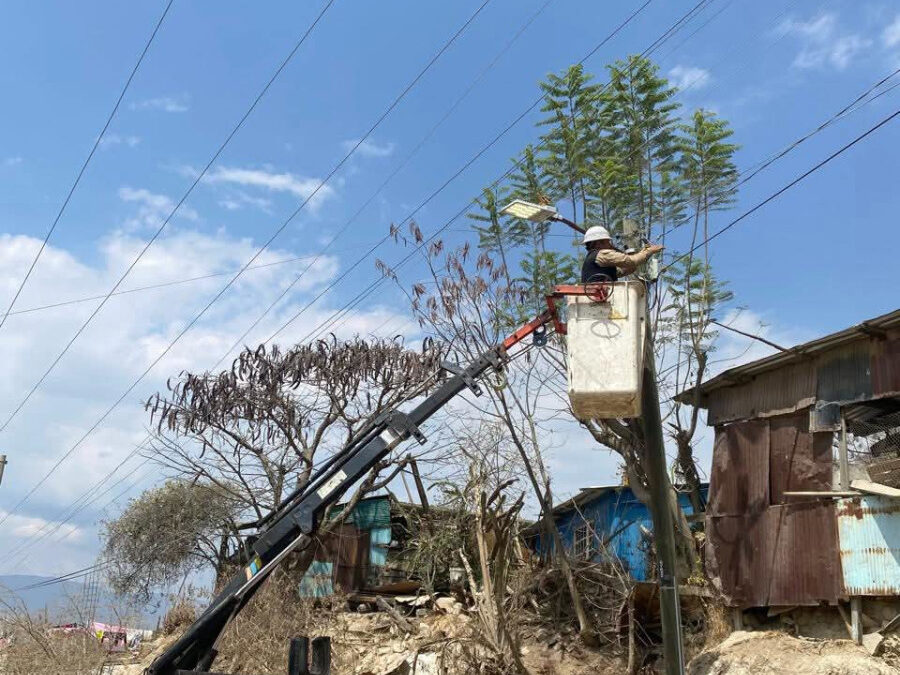 Oaxaca de Juárez realiza mantenimiento al alumbrado público en diversas colonias