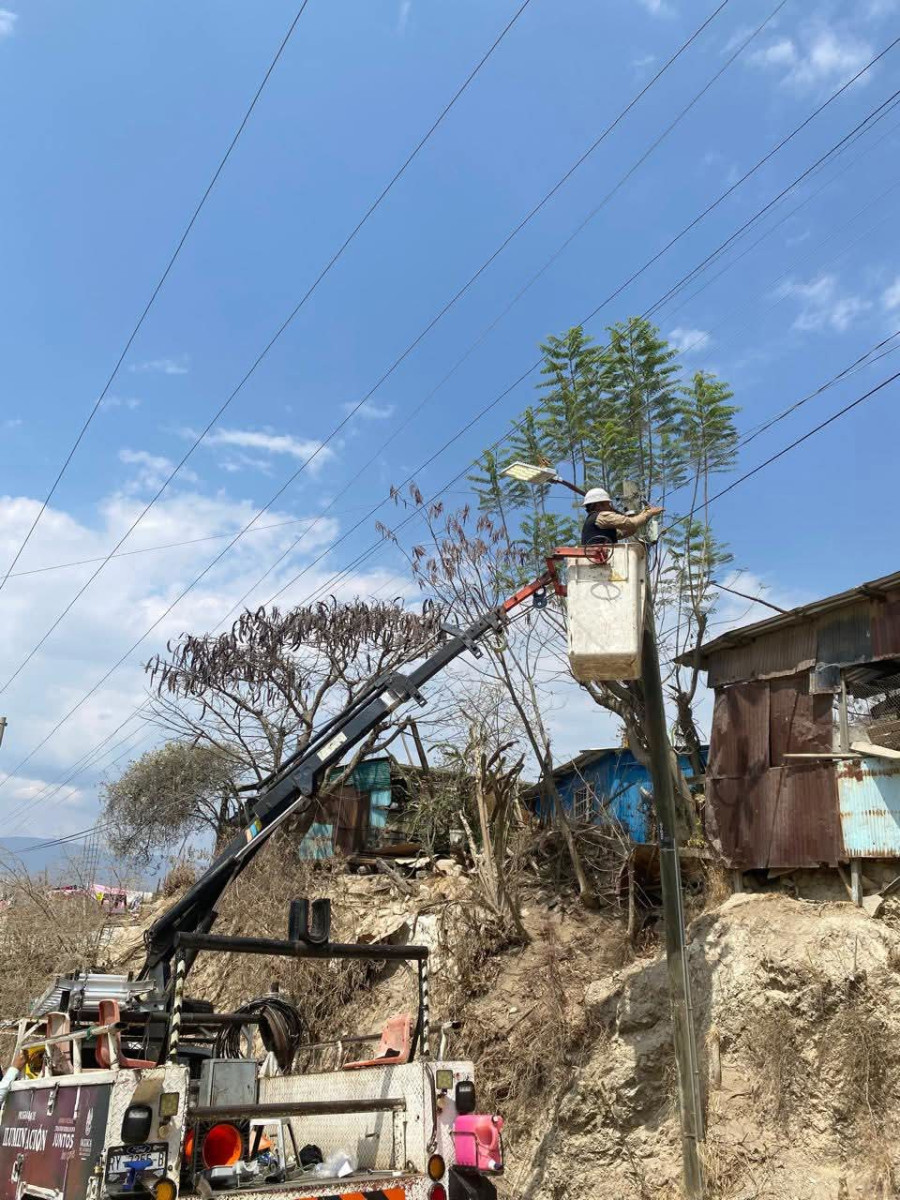 oaxaca-de-juarez-realiza-mantenimiento-al-alumbrado-publico-en-diversas-colonias-69b87d9804184