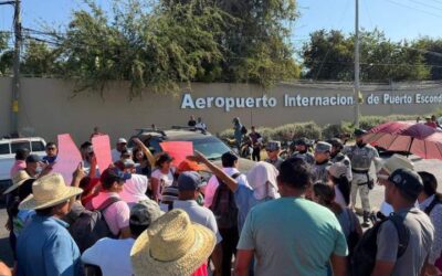 Pobladores de Bajos de Chila cierran la Federal 200 y el acceso al aeropuerto: exigen cierre del basurero de Mixtepec