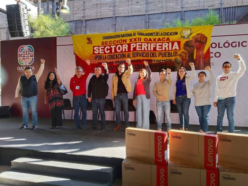 seccion-22-toma-templete-en-evento-de-jara-cruz-y-reclama-como-propios-los-logros-que-el-gobierno-entregaba-como-suyos