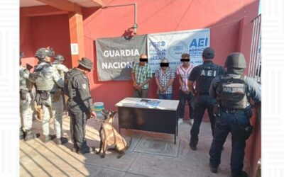 Fiscalía de Oaxaca ejecuta cateo en la Sierra de Flores Magón; detiene a tres personas y asegura presunta droga, arma de fuego e indicios relacionados con narcomenudeo