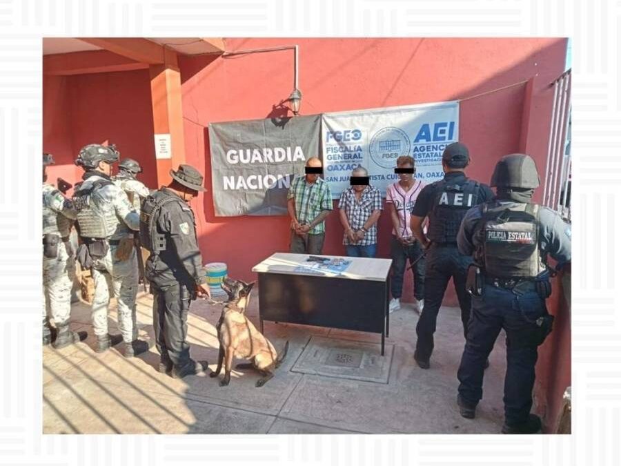 Fiscalía de Oaxaca ejecuta cateo en la Sierra de Flores Magón; detiene a tres personas y asegura presunta droga, arma de fuego e indicios relacionados con narcomenudeo