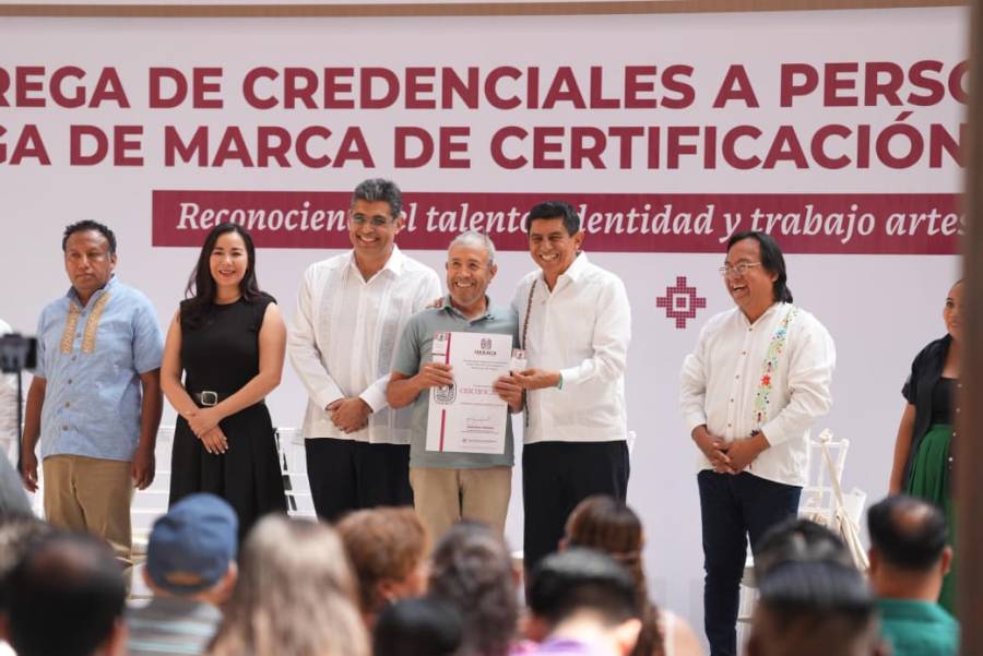 artesanos-de-san-antonio-arrazola-reciben-certificacion-hecho-en-oaxaca-6a0e2225e28c3