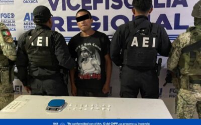 Fiscalía de Oaxaca ejecuta cateos en Zaachila; aseguran presuntas dosis de droga y detienen a dos personas.