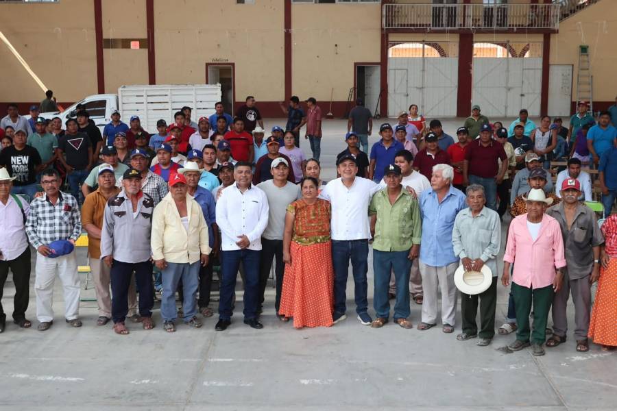 Gestiona Nino Morales apoyos para campesinos blaseños