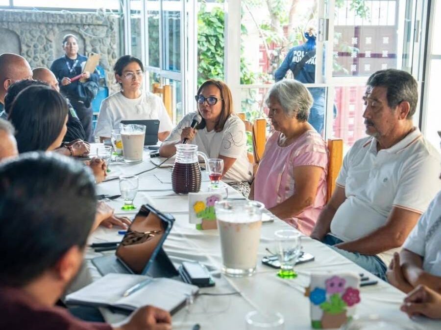 Ray Chagoya atiende a vecinos y vecinas del barrio de Xochimilco