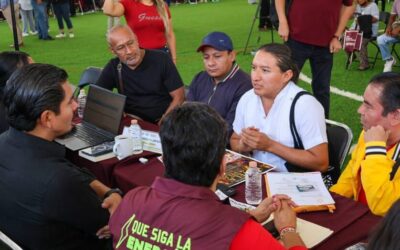 Escucha y atiende Ray Chagoya a vecinas y vecinos en el Día del Pueblo
