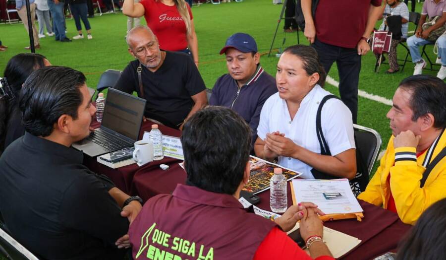 Escucha y atiende Ray Chagoya a vecinas y vecinos en el Día del Pueblo