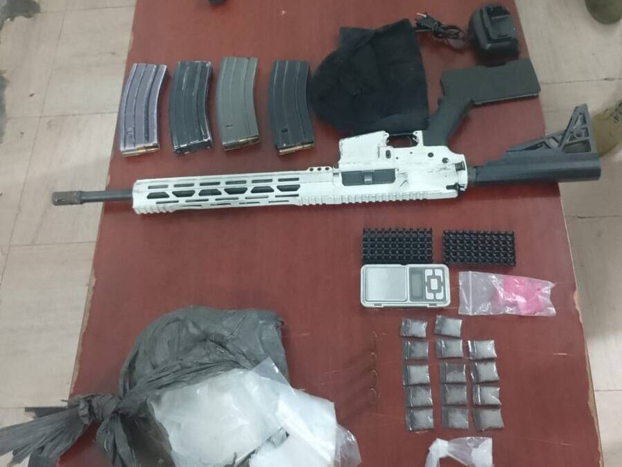 FGEO detiene a siete personas y asegura armas, droga y vehículos durante cateo en Pinotepa Nacional