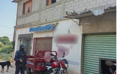FGEO ejecuta cateo por narcomenudeo en la Costa; aseguran dosis de presunto cristal en San Juan Cacahuatepec