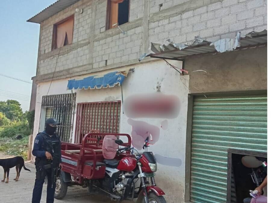 FGEO ejecuta cateo por narcomenudeo en la Costa; aseguran dosis de presunto cristal en San Juan Cacahuatepec
