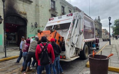 Realizan labores de limpieza en el Zócalo y calles del Centro Histórico