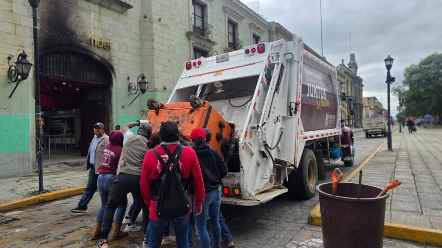 Realizan labores de limpieza en el Zócalo y calles del Centro Histórico