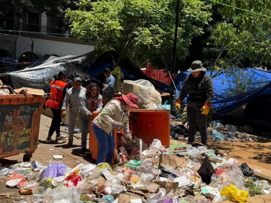 Refuerzan limpieza en el Zócalo y la Alameda de León