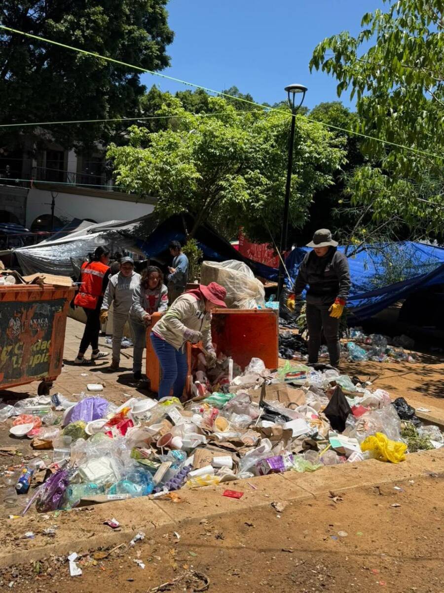 refuerzan-limpieza-en-el-zocalo-y-la-alameda-de-leon-6a31a5134ae12