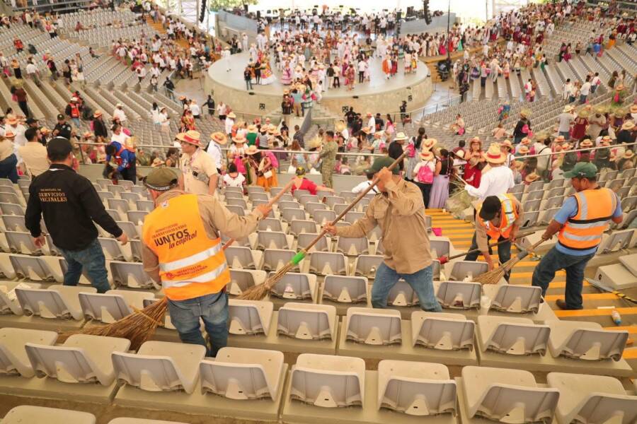 con-labores-de-limpieza-preparan-el-auditorio-guelaguetza-para-la-edicion-vespertina-6a5f8e8476468