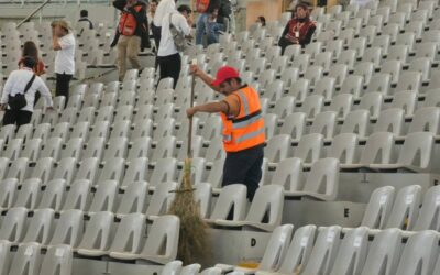 Cuadrillas de limpia preparan el Auditorio Guelaguetza para la edición vespertina de la Octava del Lunes del Cerro