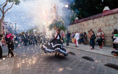 Oaxaca de Juárez vive sus tradiciones con alegría, música y color