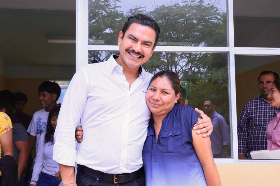 Ray Chagoya entrega una nueva aula en la Escuela Secundaria Técnica No. 80 de Oaxaca de Juárez