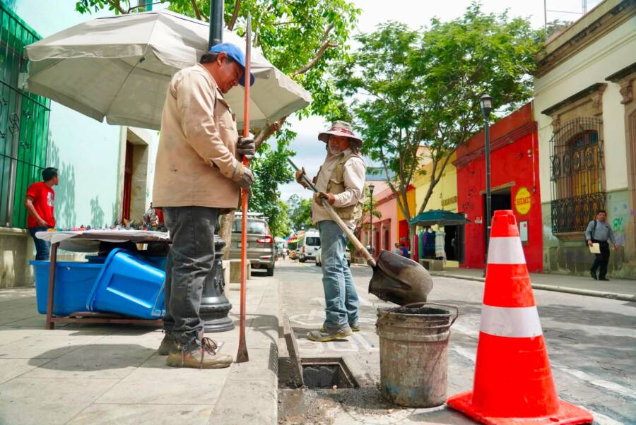 refuerza-gobierno-de-oaxaca-limpieza-del-drenaje-pluvial-en-el-centro-historico-6a5fd78b80f07