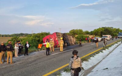 Vuelca autobús de turismo en la Costa de Oaxaca; un muerto y seis lesionados