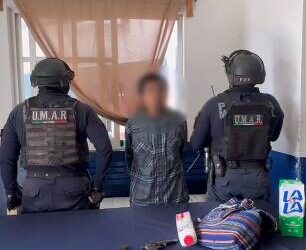 Cae por presunto robo con violencia a una tienda Oxxo; aseguran arma y mercancía